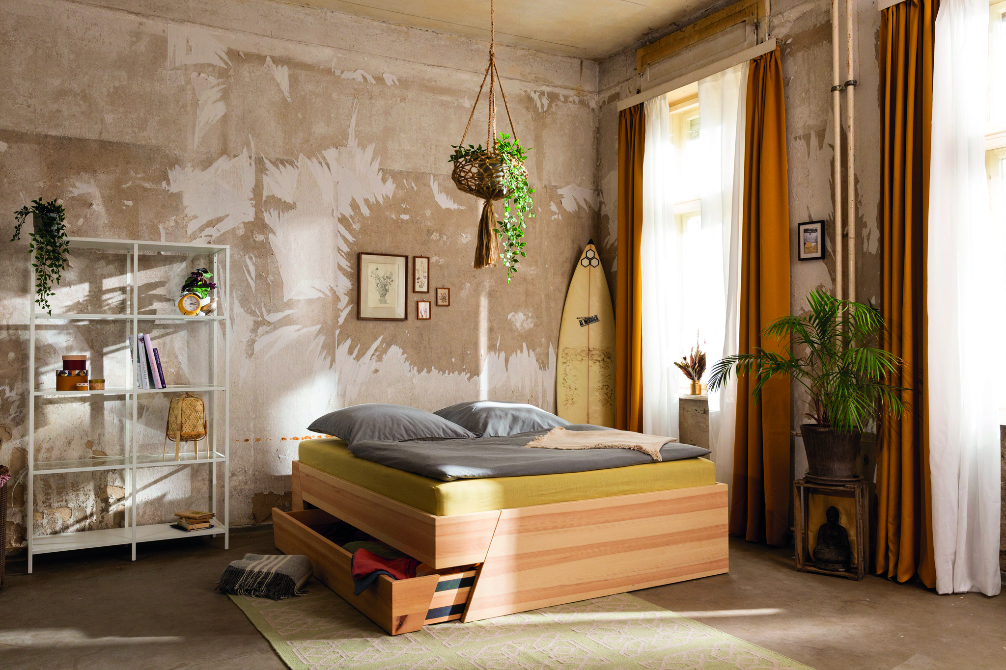 Kiezbett Stauraumbett im Schlafzimmer lebendig